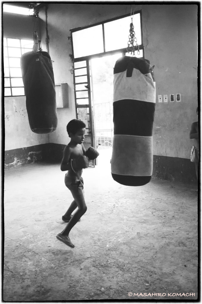 キューバ・ハバナ ボクシングをする少年
