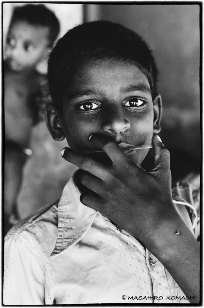 Un niño con una mirada llamativa, un retrato de un indio, una obra de 1987