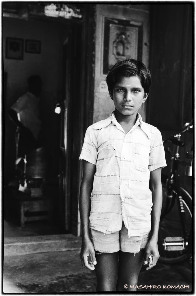 澄んだ目をした少年。インド人のポートレイト・1987年の作品