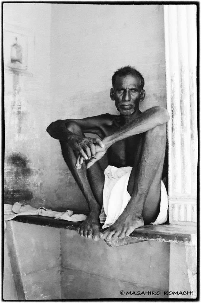 座る哲学的なインド人のポートレイト・1987年の作品