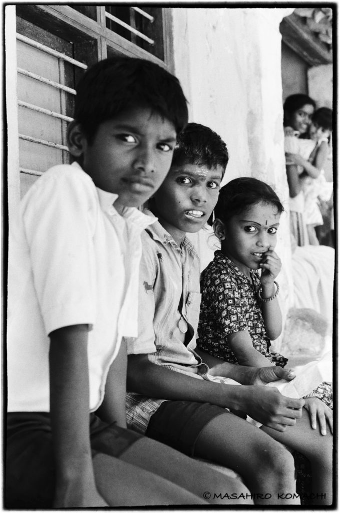 興味津々に見る子供たち。インド人のポートレイト・1987年の作品