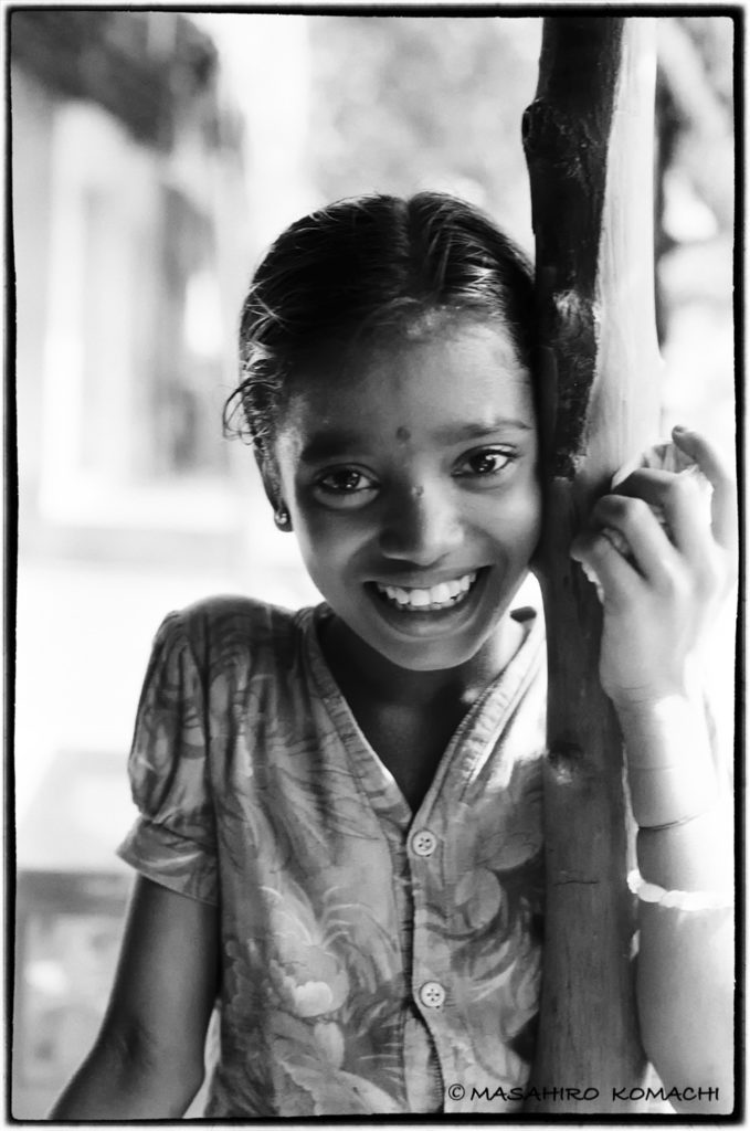 可愛さと恥じらいを放つ少女。インド人のポートレイト・1987年の作品