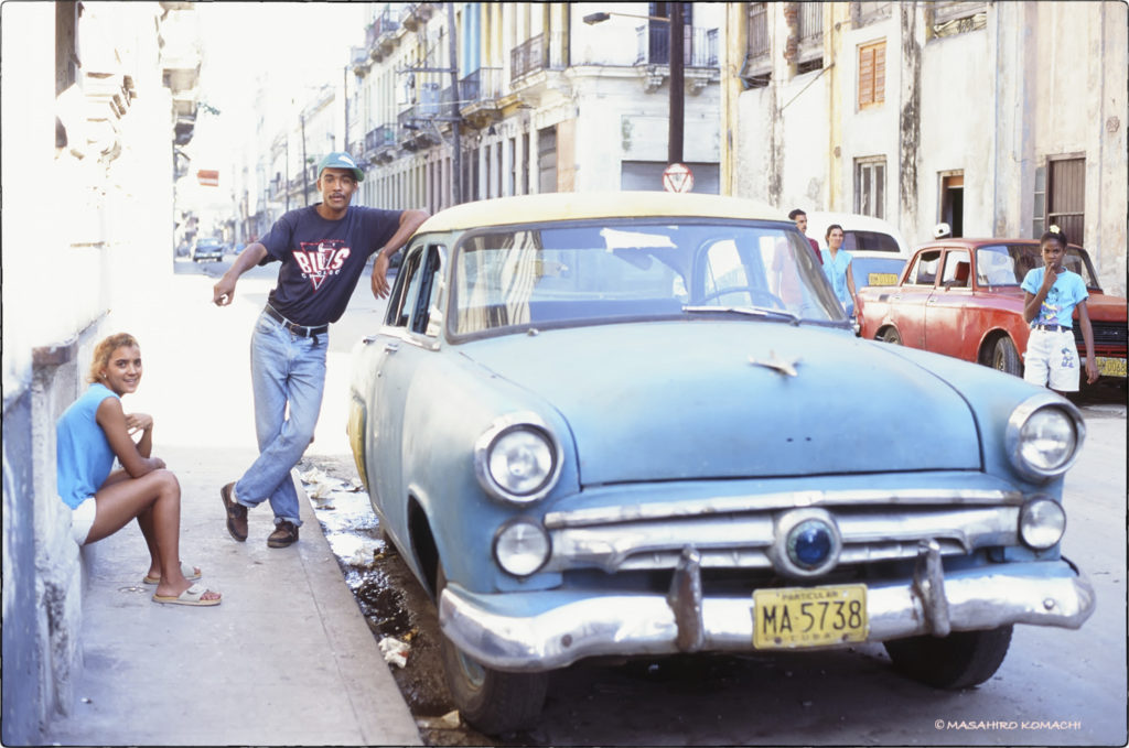La Habana, Cuba Viejo coche americano y gente en la ciudad.