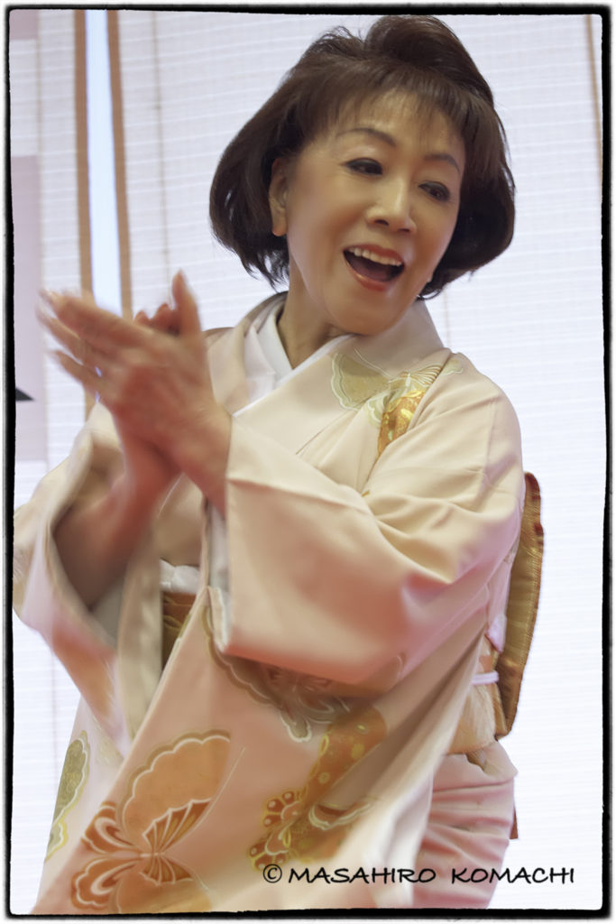 La actriz Yukiji Asaoka bailando Fukagawa Mambo