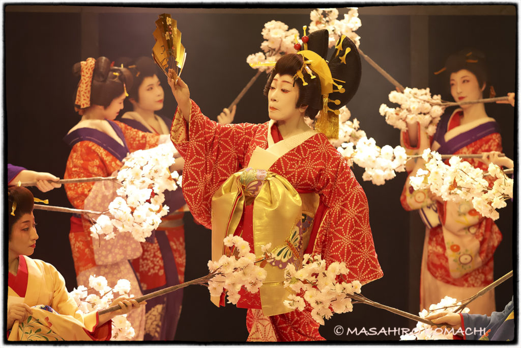 La actriz Yukiji Asaoka interpreta a Oiran en el escenario "Hanaya ... Butterfly ..."