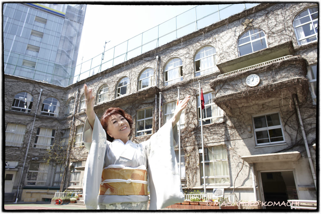 La actriz Yukiji Asaoka en el patio de la escuela primaria de su graduación, Taimei Elementary School