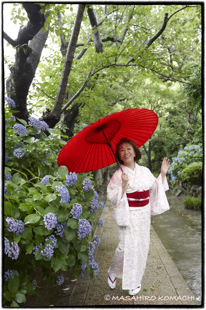 Tomada con un paraguas la actriz Yukiji Asaoka en Kamakura