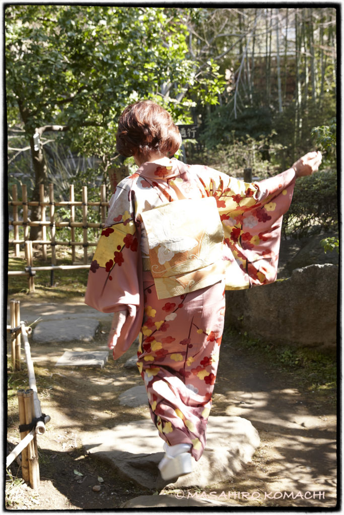 Yukiji Asaoka, una actriz juguetona, tiene una foto de Shinsui Ito (padre) con un kimono color ciruela.