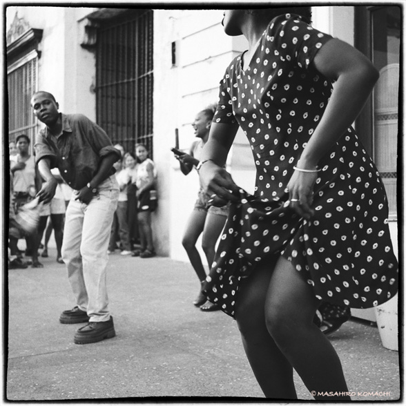 キューバ・ハバナ　街中でルンバを踊る