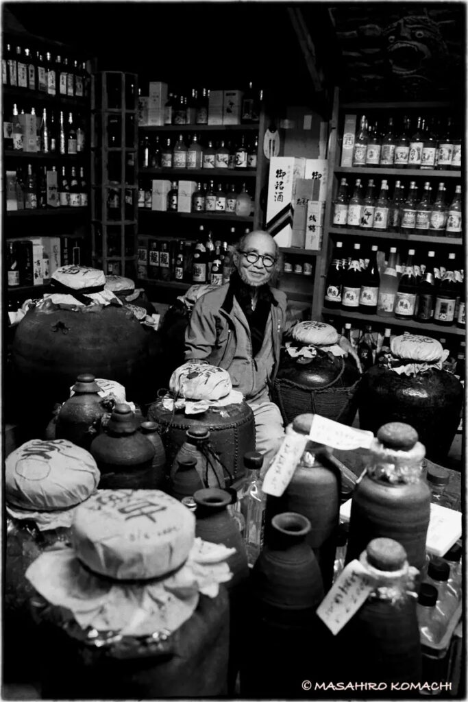 Seibin Shimabukuro: old sake jars in the alcoves of all homes

